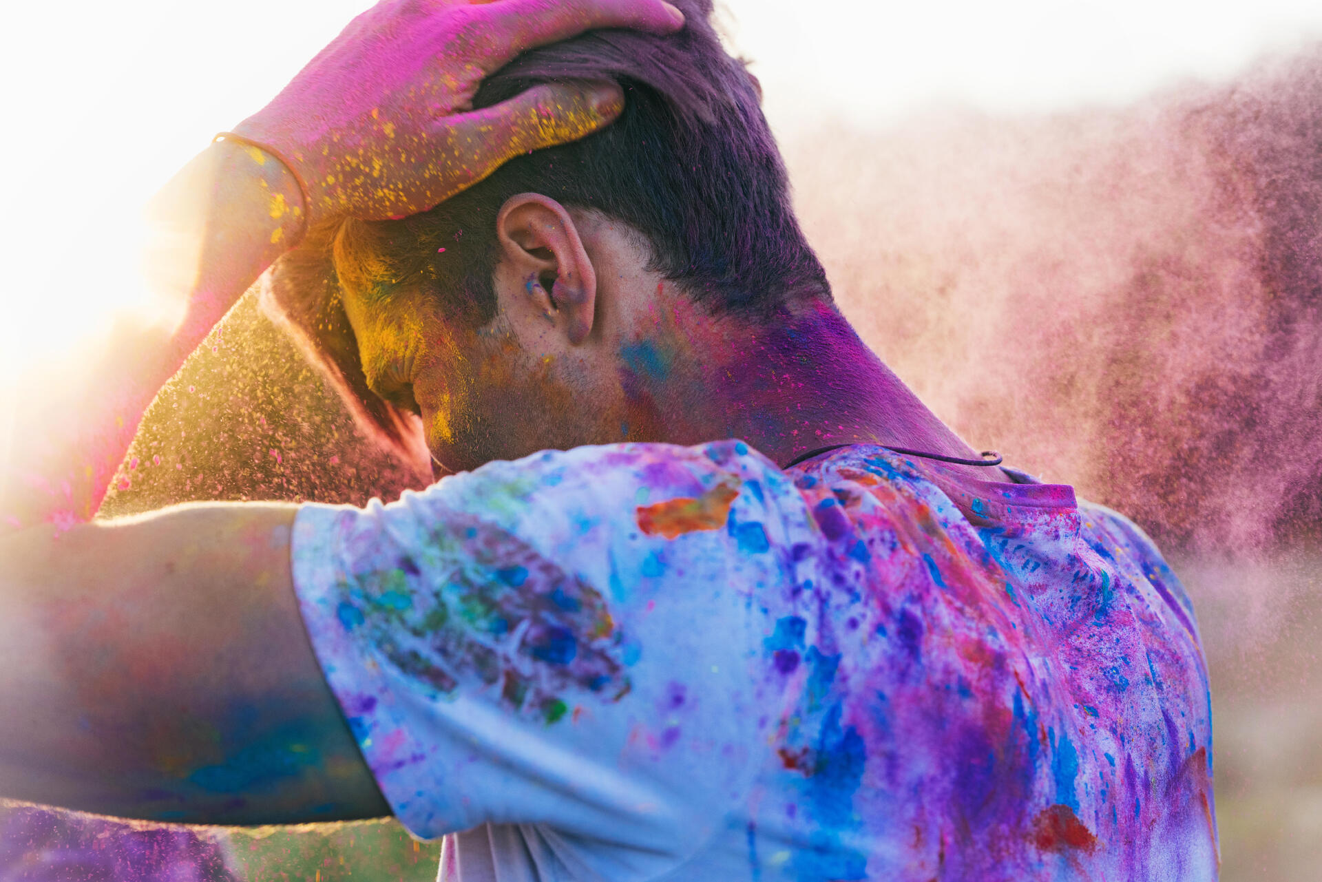 Mężczyzna biegnący w proszku holi
