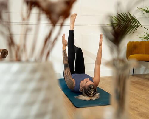 Kobieta ćwicząca na macie pilates dla początkujących 