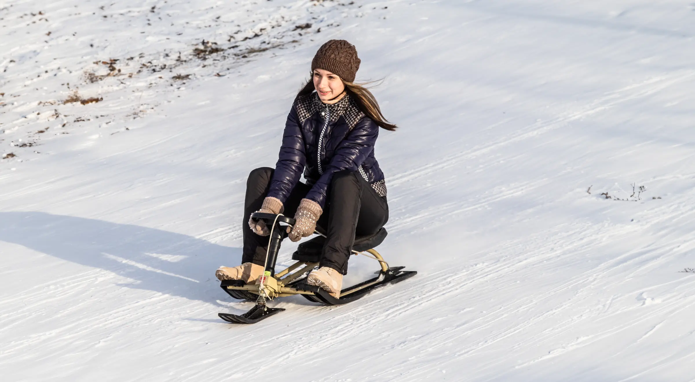 Skibob dla dzieci i dorosłych – jak uprawiać ten sport zimowy?