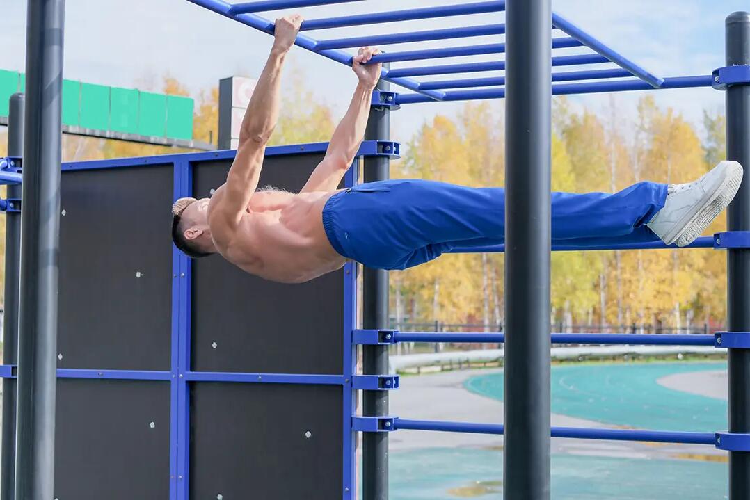 Mężczyzna wykonujący front lever na drabinkach