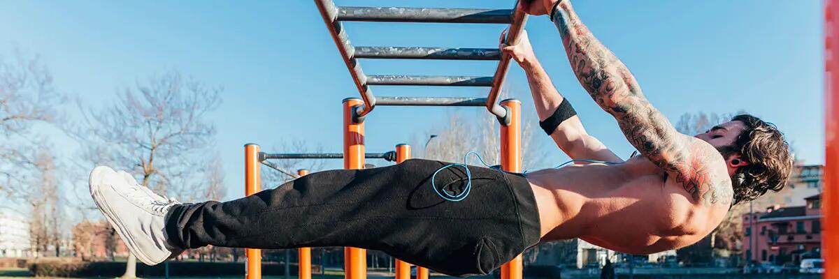Mężczyzna wykonujący front lever na drabinkach