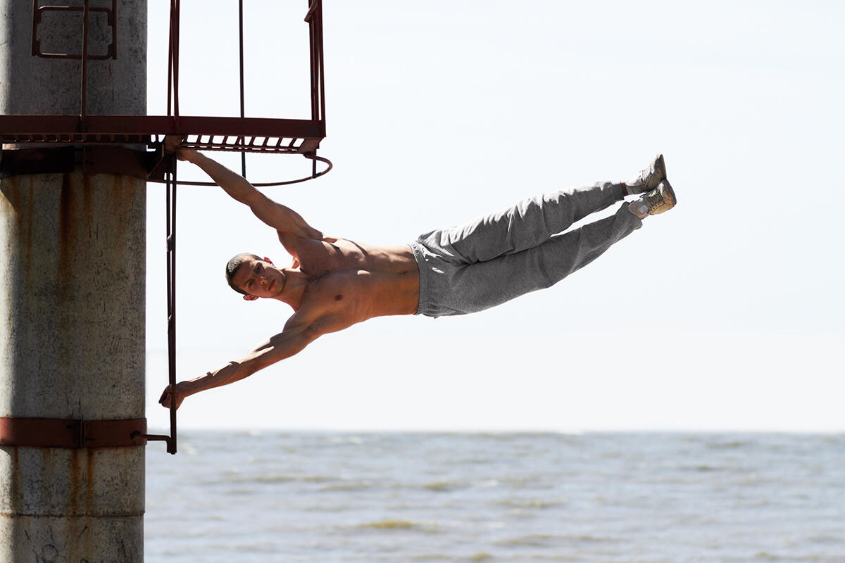 Mężczyzna wykonujący human flag