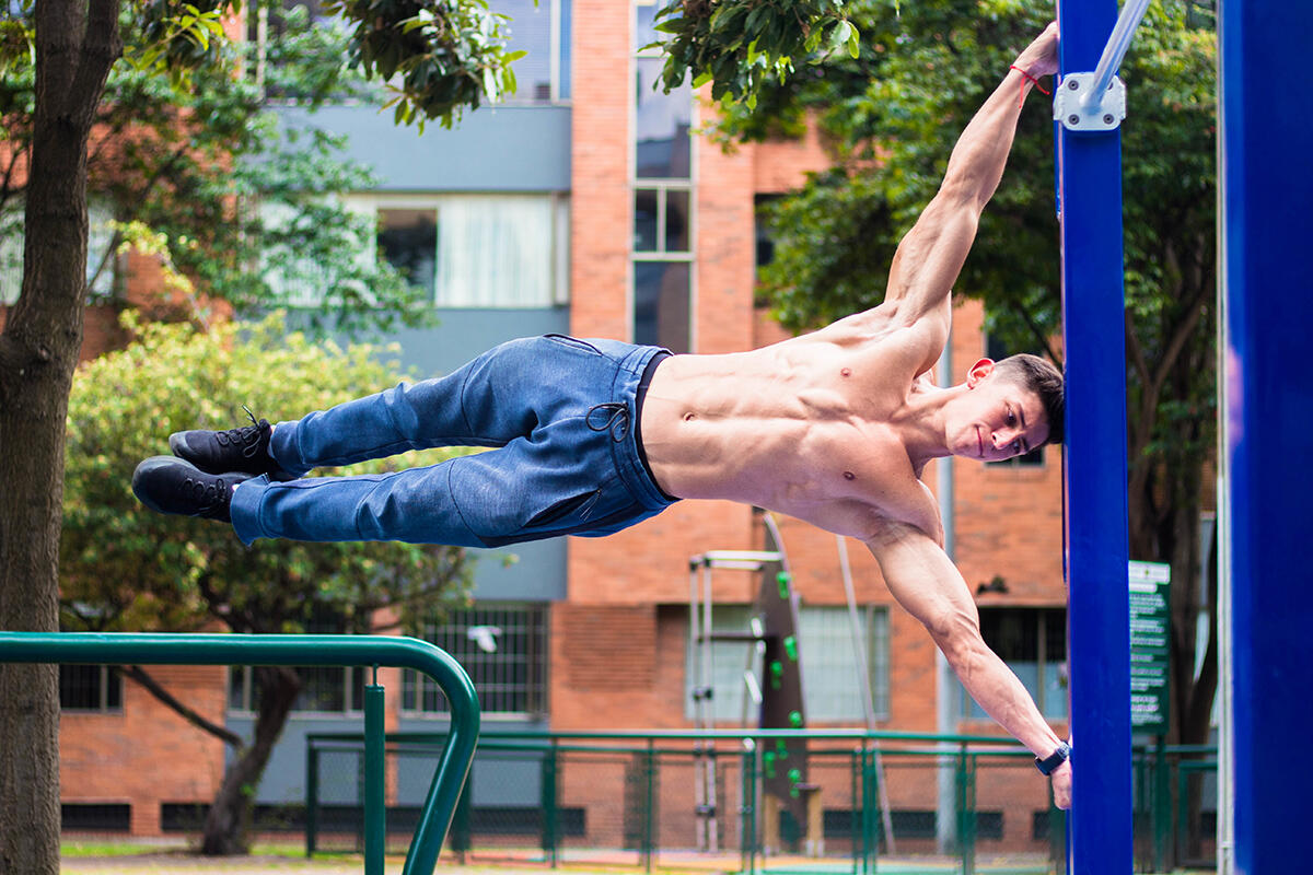 Mężczyzna ćwiczący human flag