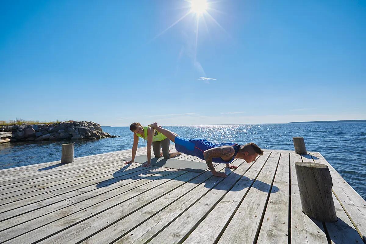 Planche – jak poprawnie wykonać ćwiczenie? Technika i progresja