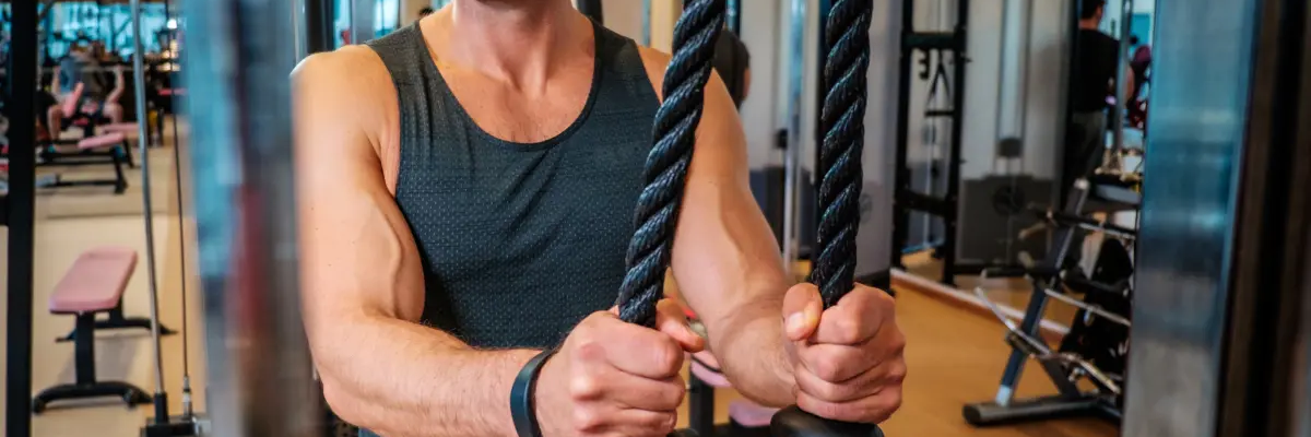 Mężczyzna ćwiczący face pull na siłowni