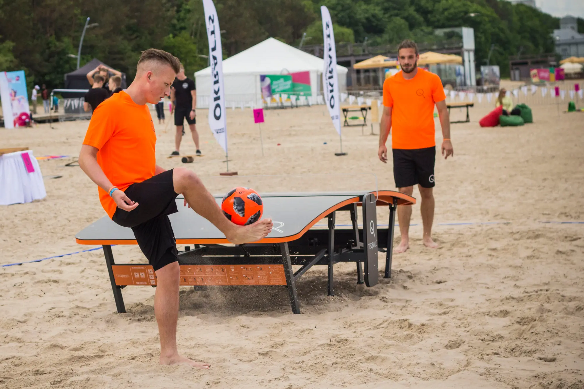 Mężczyźni grający w teqball
