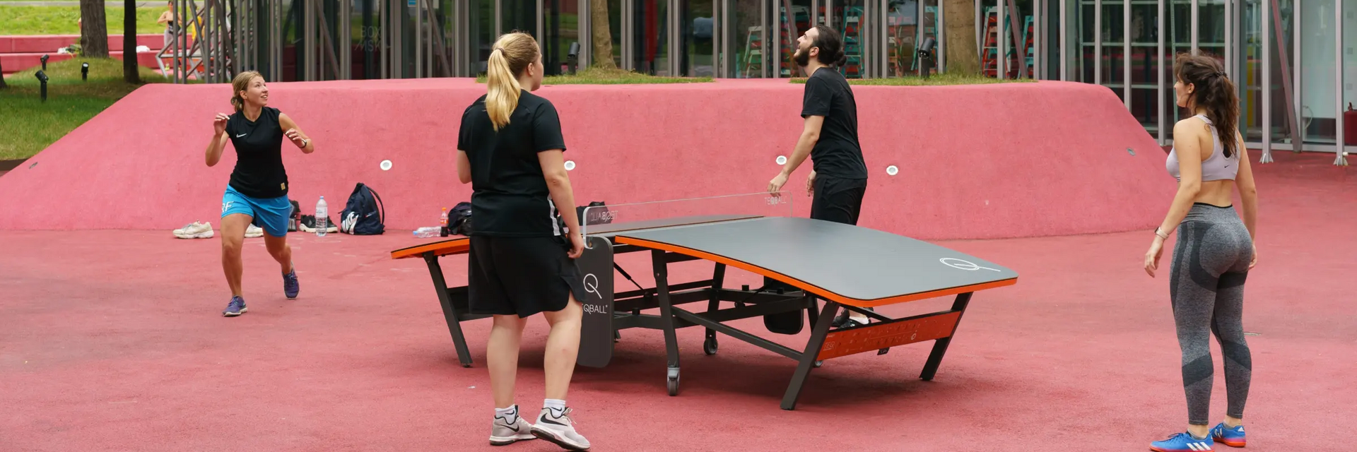 Ludzie grający w double teqball wg zasad