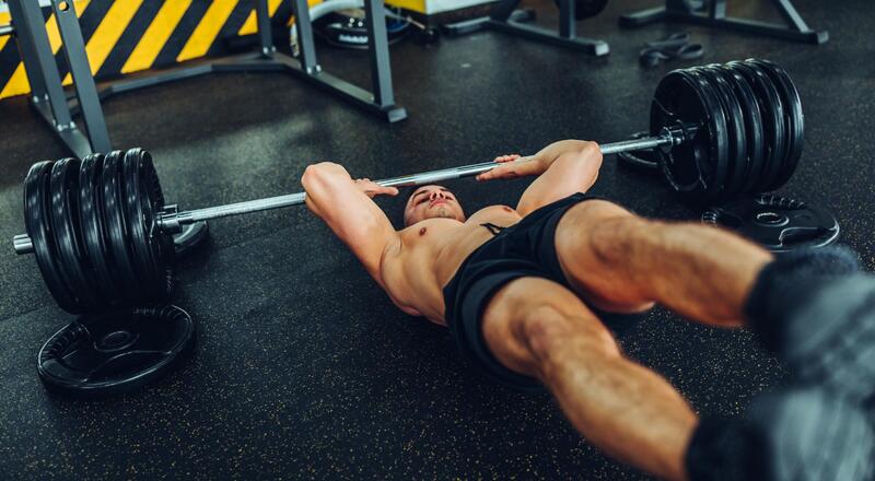 Wyciskanie sztangi na podłodze (Floor Press) – ćwiczenie na siłę