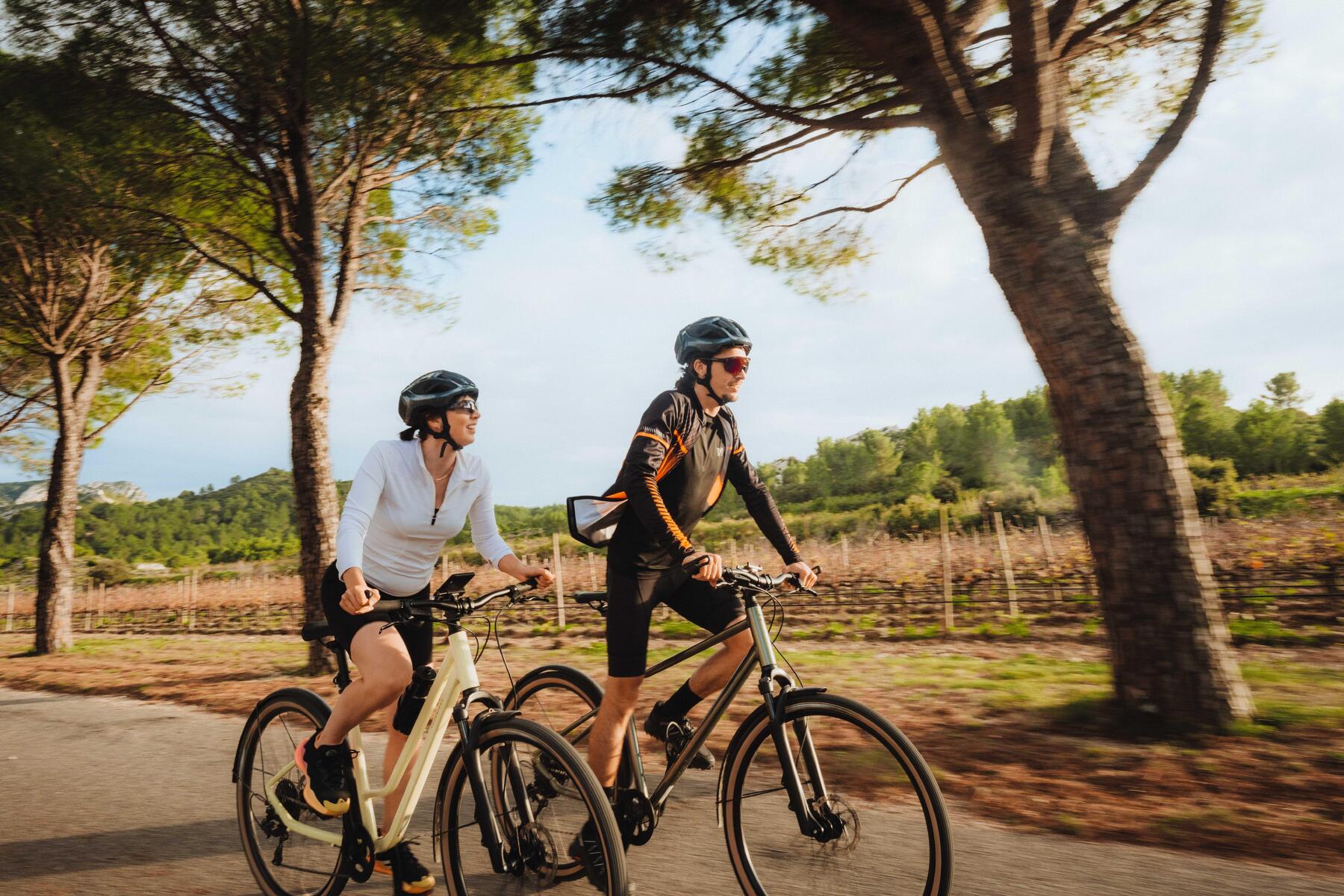 Kobiety w odzieży sportowej w kaskach i okularach jadące na rowerze
