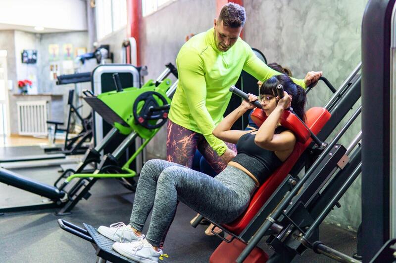 Przysiad na hack maszynie (hack squat) – technika i porady