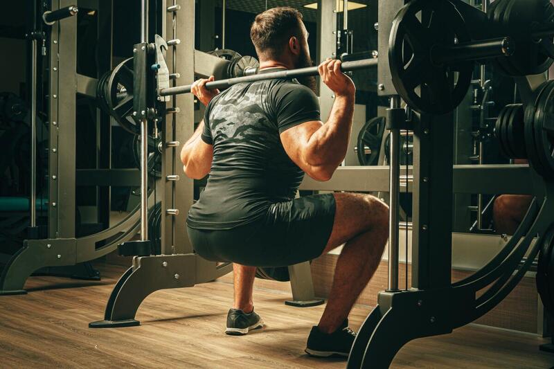 Przysiady na maszynie Smitha (Smith machine squat)