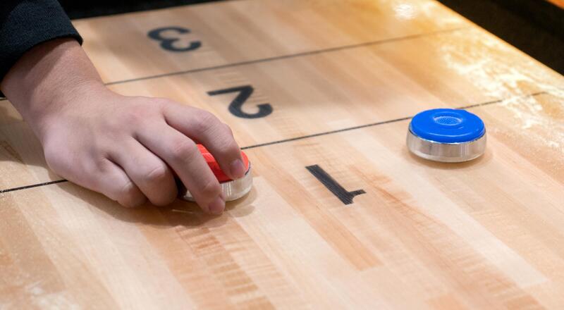 Shuffleboard – co to za gra? Jakie są zasady?