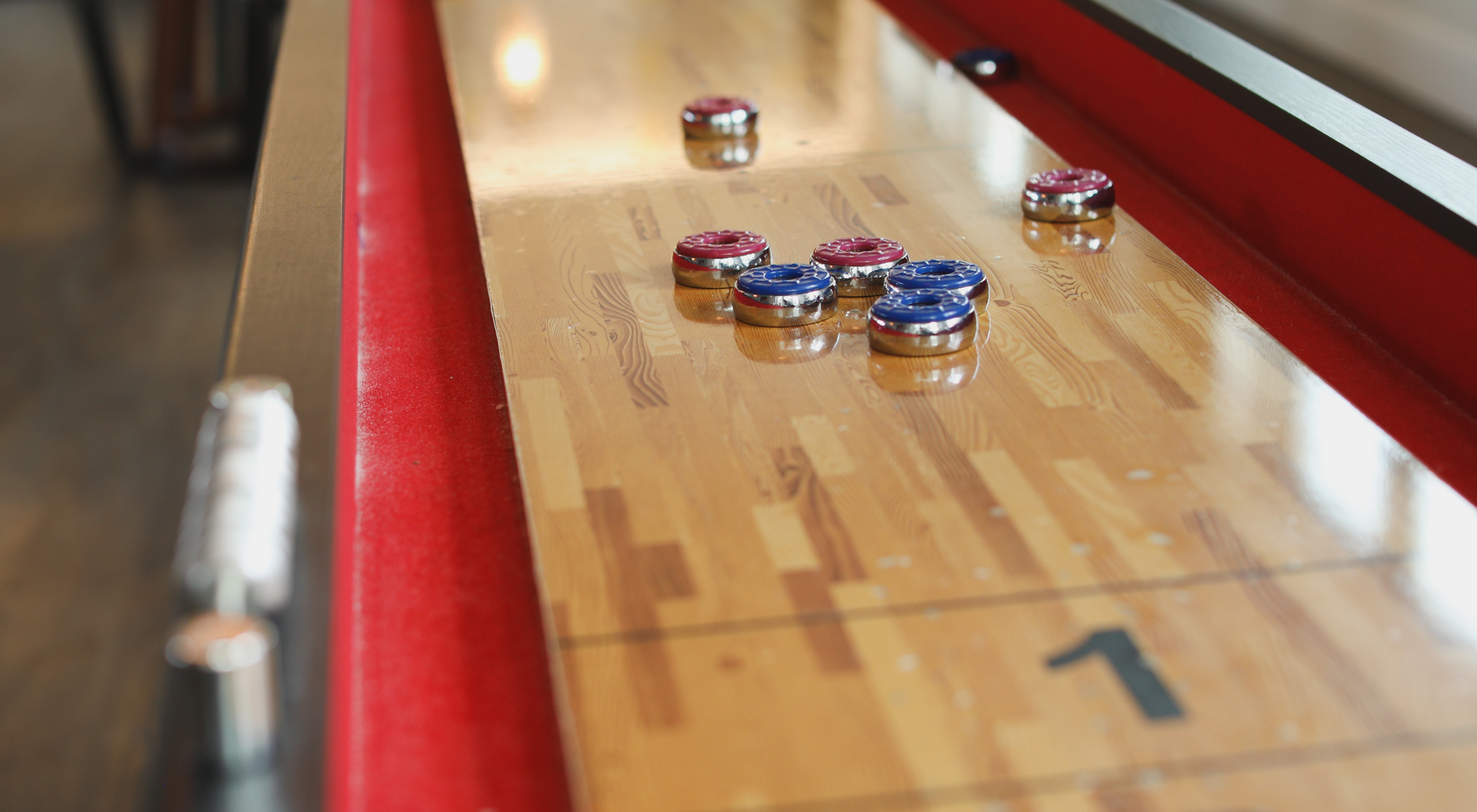 Krążki na stole do shuffleboard