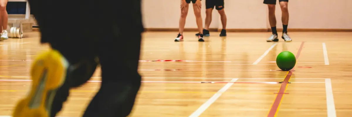 gra w dwa ognie na sali gimnastycznej