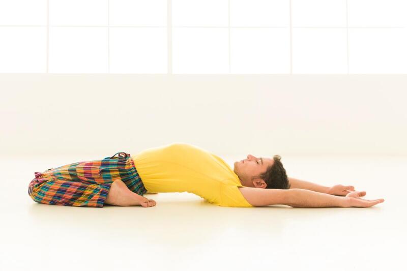Supta Virasana – pozycja bohatera w pozycji leżącej