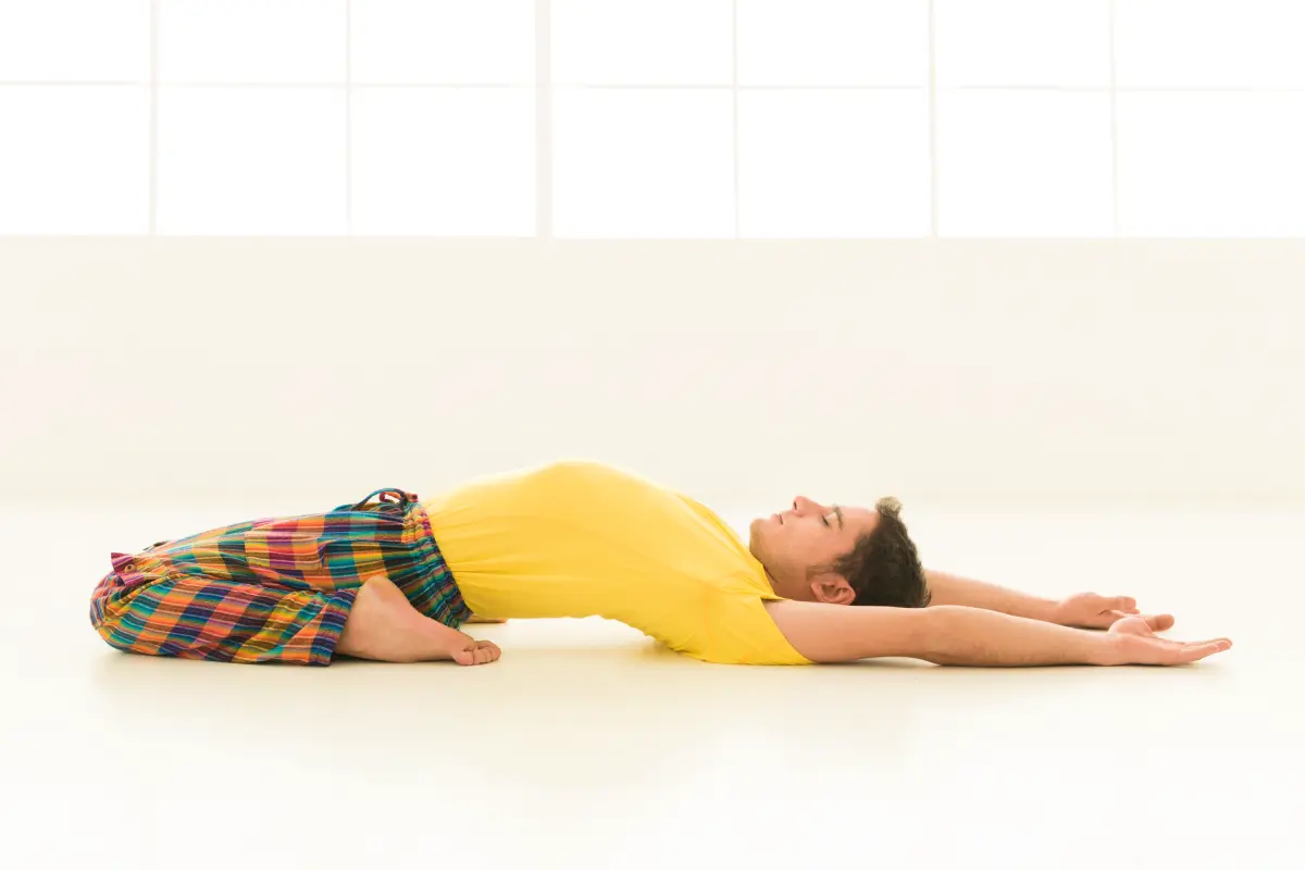 Supta Virasana – pozycja bohatera w pozycji leżącej