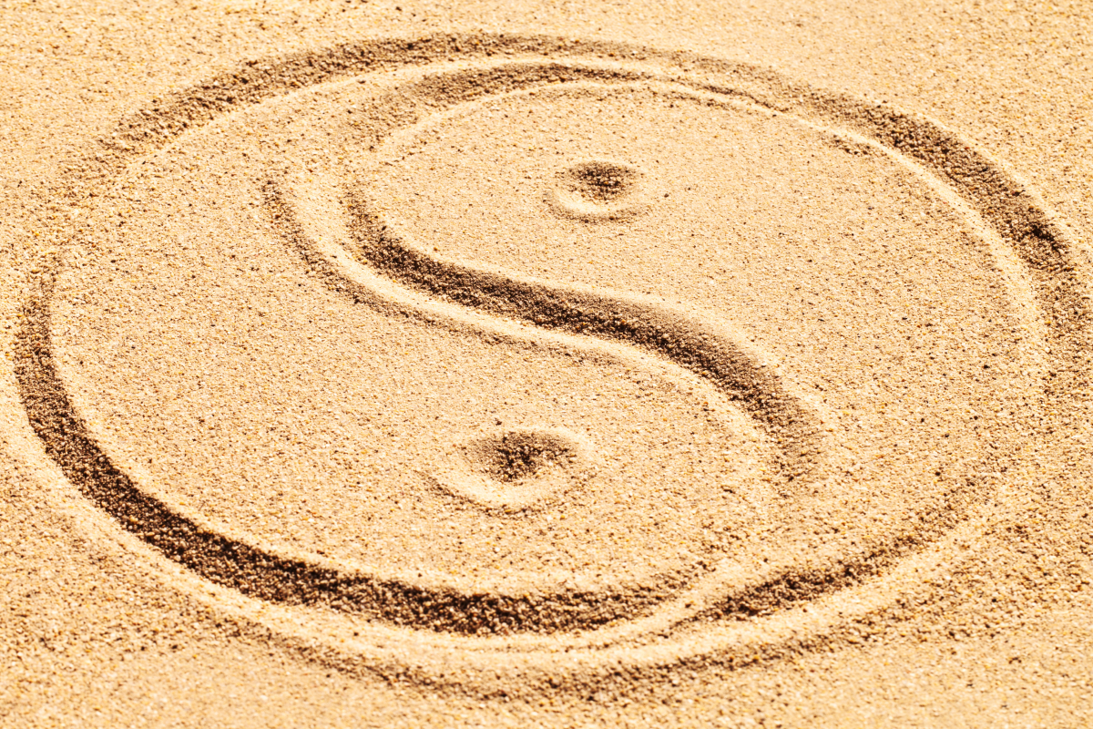 Symbol yin yang namalowany na piasku