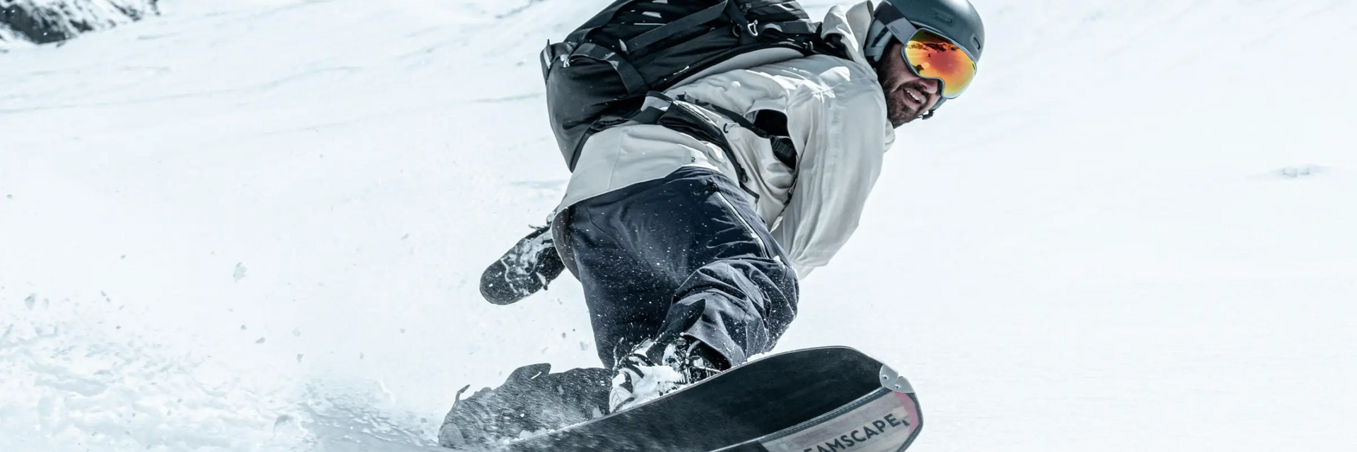 Mężczyzna uprawiający splitboard