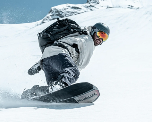 Mężczyzna uprawiający splitboard