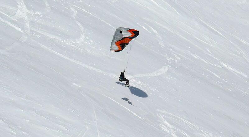 Czym jest snowkite? Snowboard, narty i latawce na śniegu