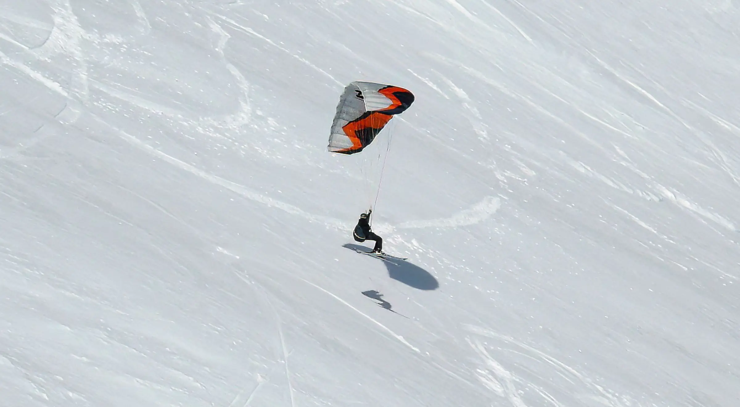 Czym jest snowkite? Snowboard, narty i latawce na śniegu