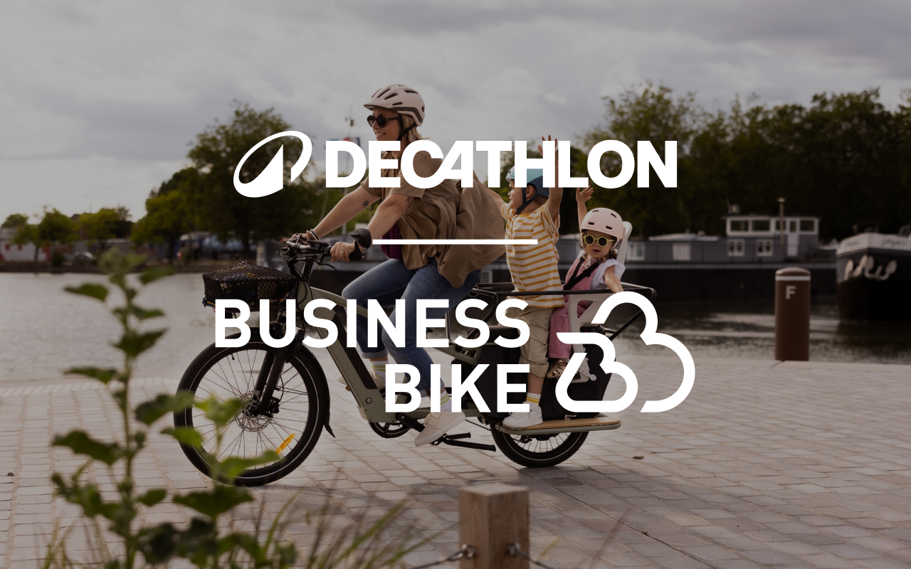 Familie auf Cargobike, im Vordergrund Decathlon & BusinessBike Logo