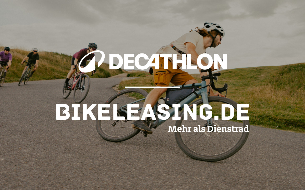 Frau auf Fahrrad; im Vordergund Decathlon & Bikeleasing Logo