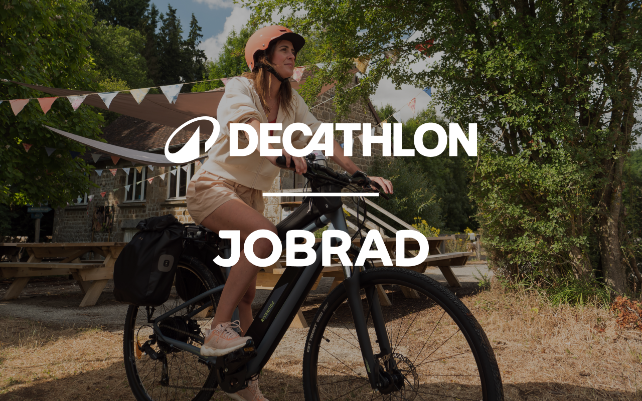 Frau auf Fahrrad, im Vordergrund Decathlon & JobRad Logo