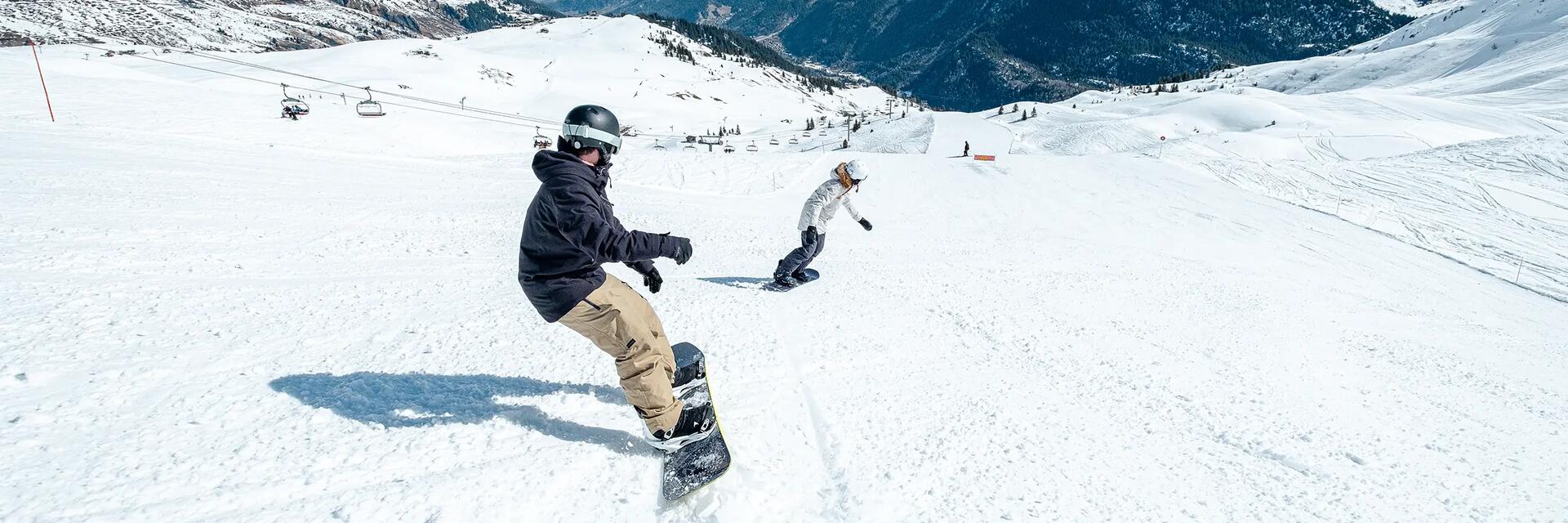Ludzie jeżdżący na snowboardzie na stoku w tle wyciąg