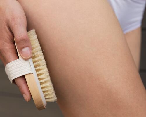 Les bienfaits du brossage à sec : récupération, circulation, cellulite