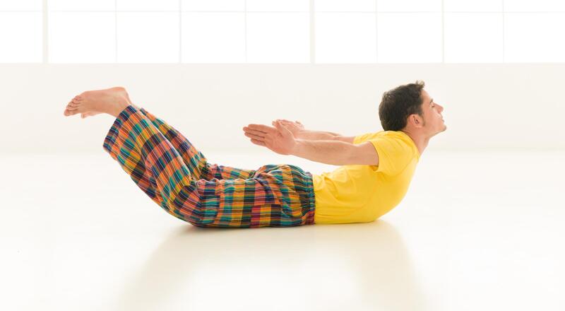Salabhasana – pozycja świerszcza. Jak wykonać tę sekwencję jogi?