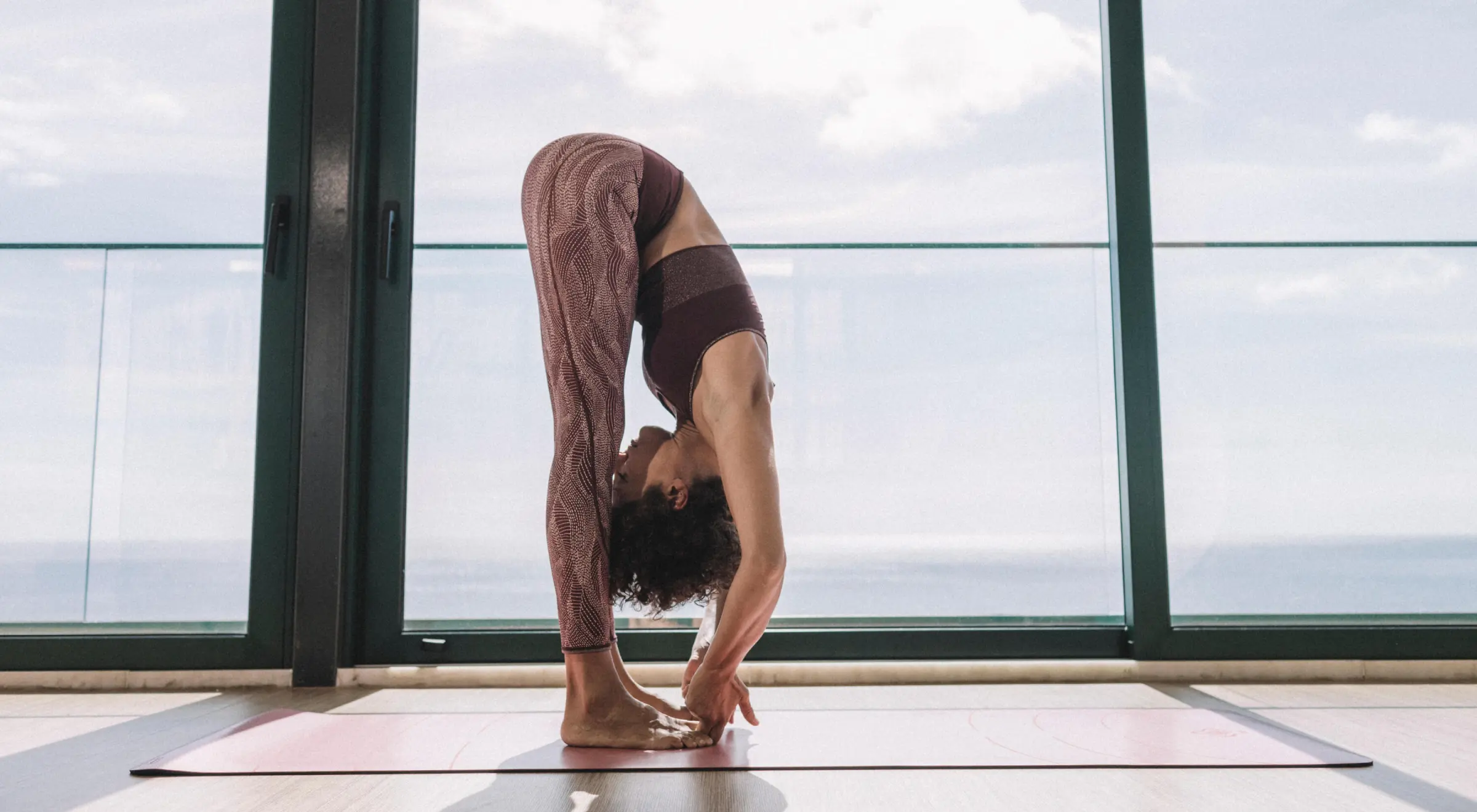 Padangusthasana – pozycja ręki do dużego palca w jodze