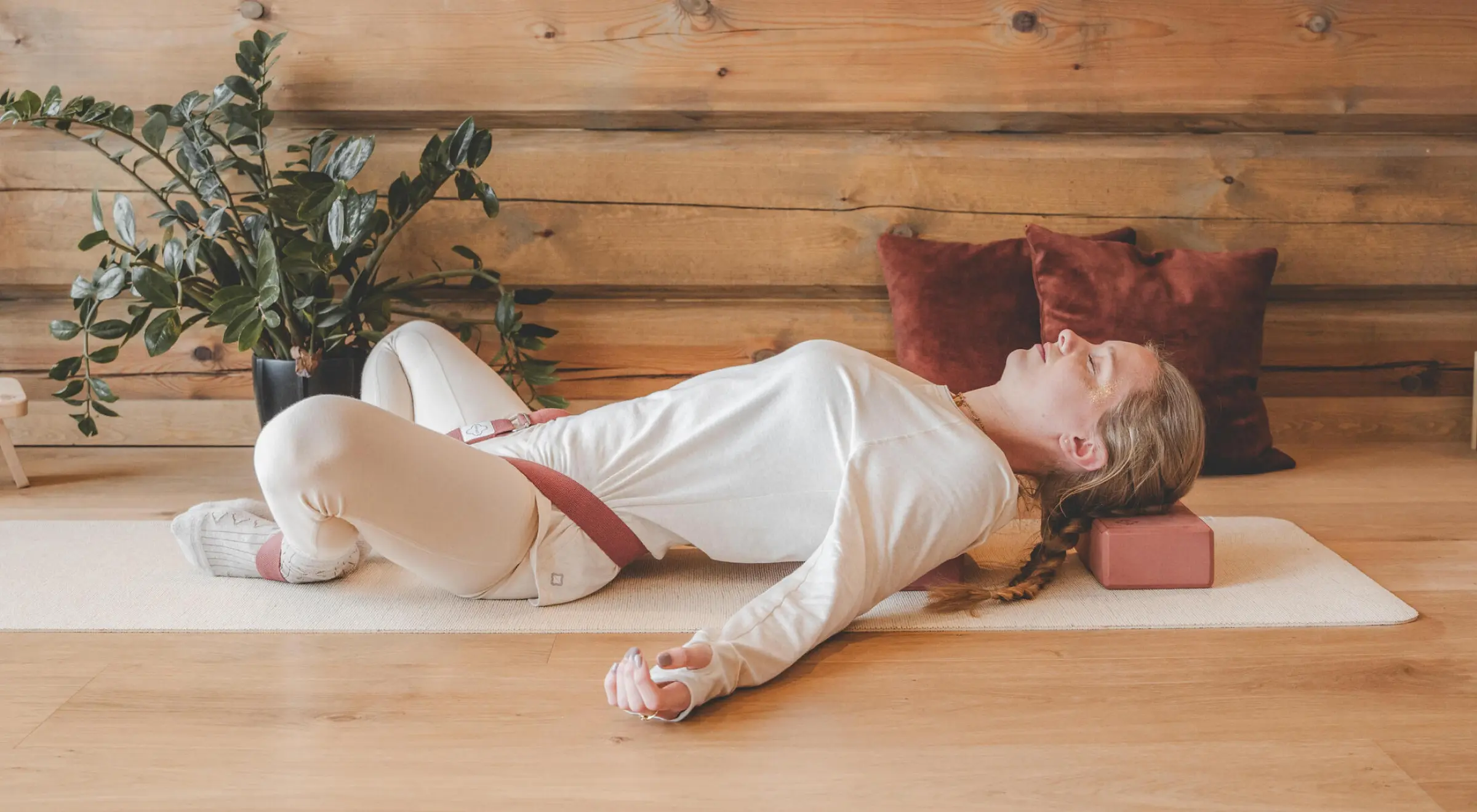 Supta baddha konasana – pozycja leżąca pod kątem w jodze