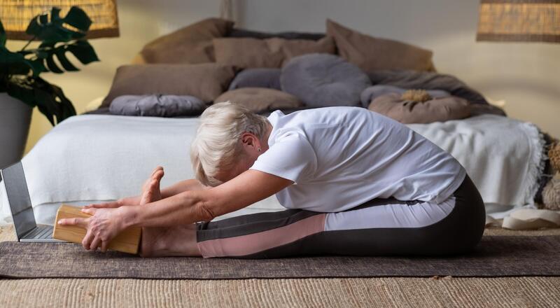 Paschimottanasana – pozycja rozciągania do przodu w siadzie