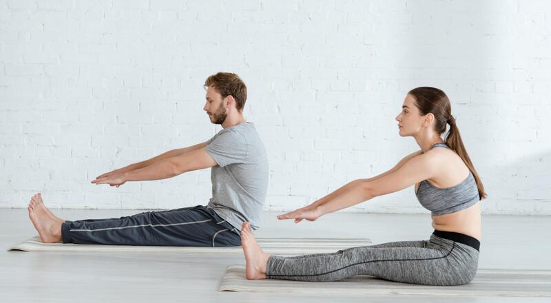 Siad prosty – dandasana. Jak wykonać tę pozycję jogi?