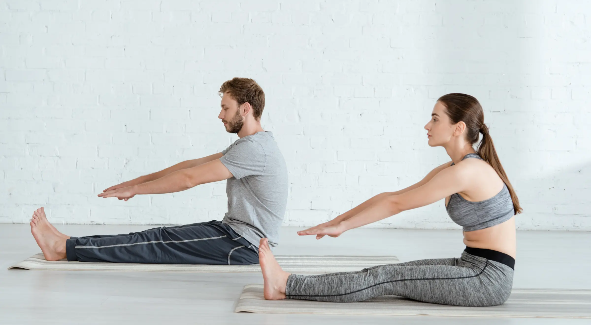 Siad prosty – dandasana. Jak wykonać tę pozycję jogi?