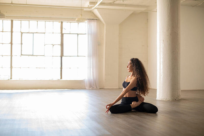 Bharadvajasana – pozycja rozciągania tułowia w jodze