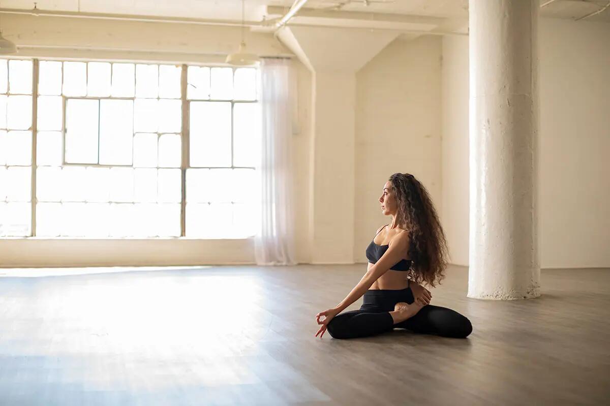 Bharadvajasana – pozycja rozciągania tułowia w jodze