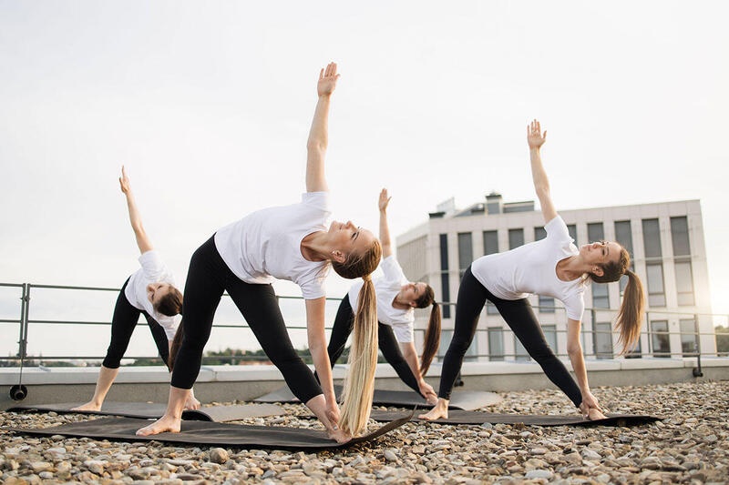 Parivrtta Trikonasana, czyli pozycja odwróconego trójkąta w jodze