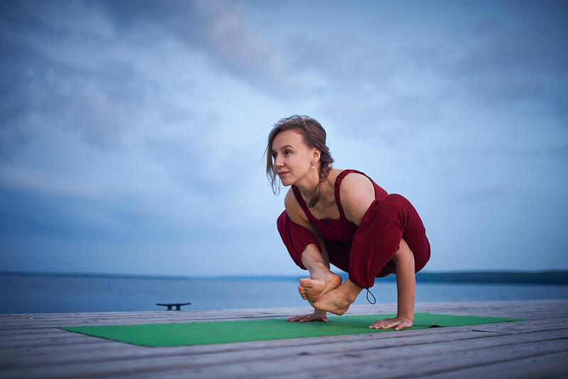 Bhujapidasana – pozycja wyciskania na ramiona w jodze