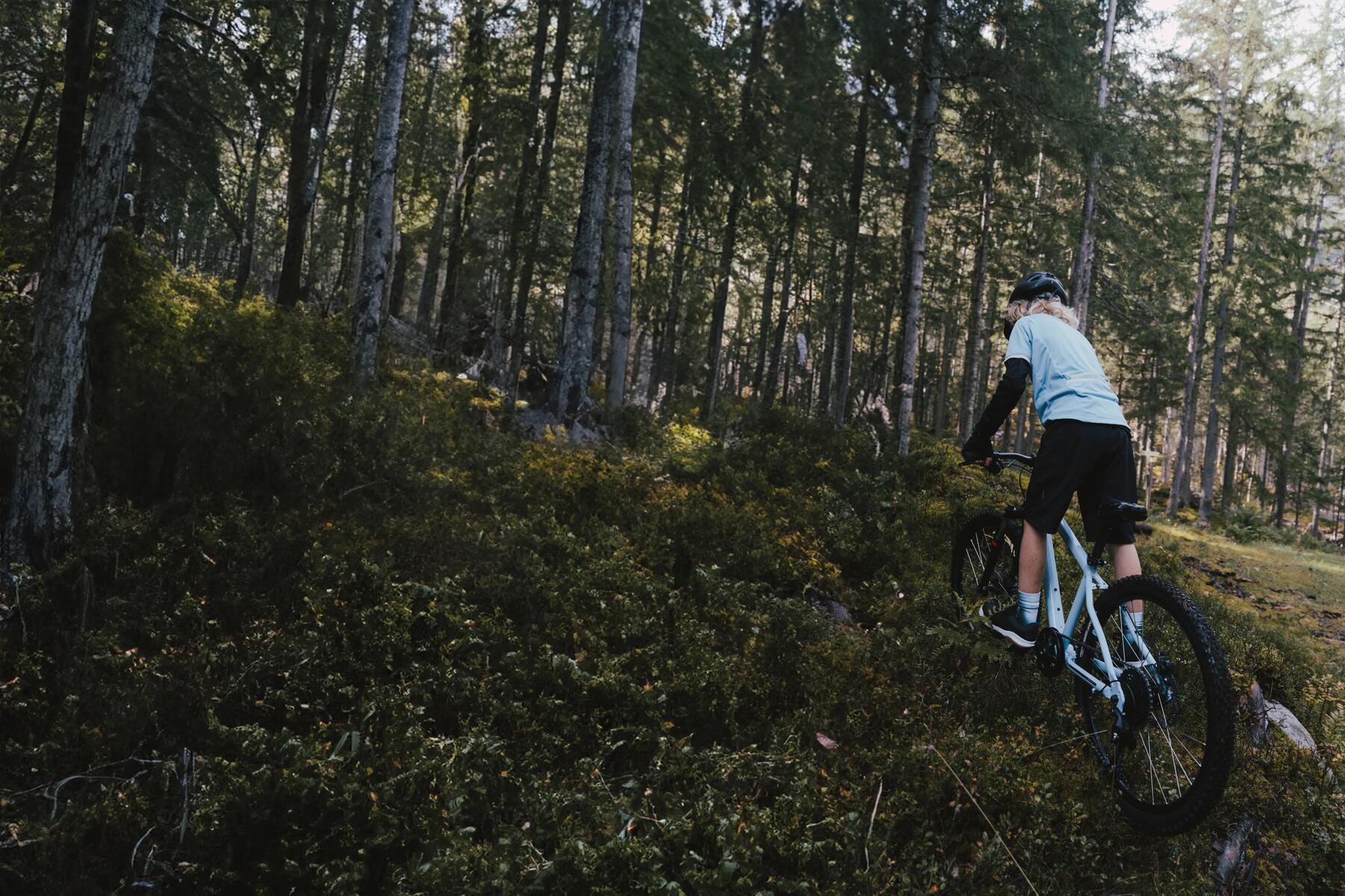 Chłopak jeżdzący rowerem mtb po lesie