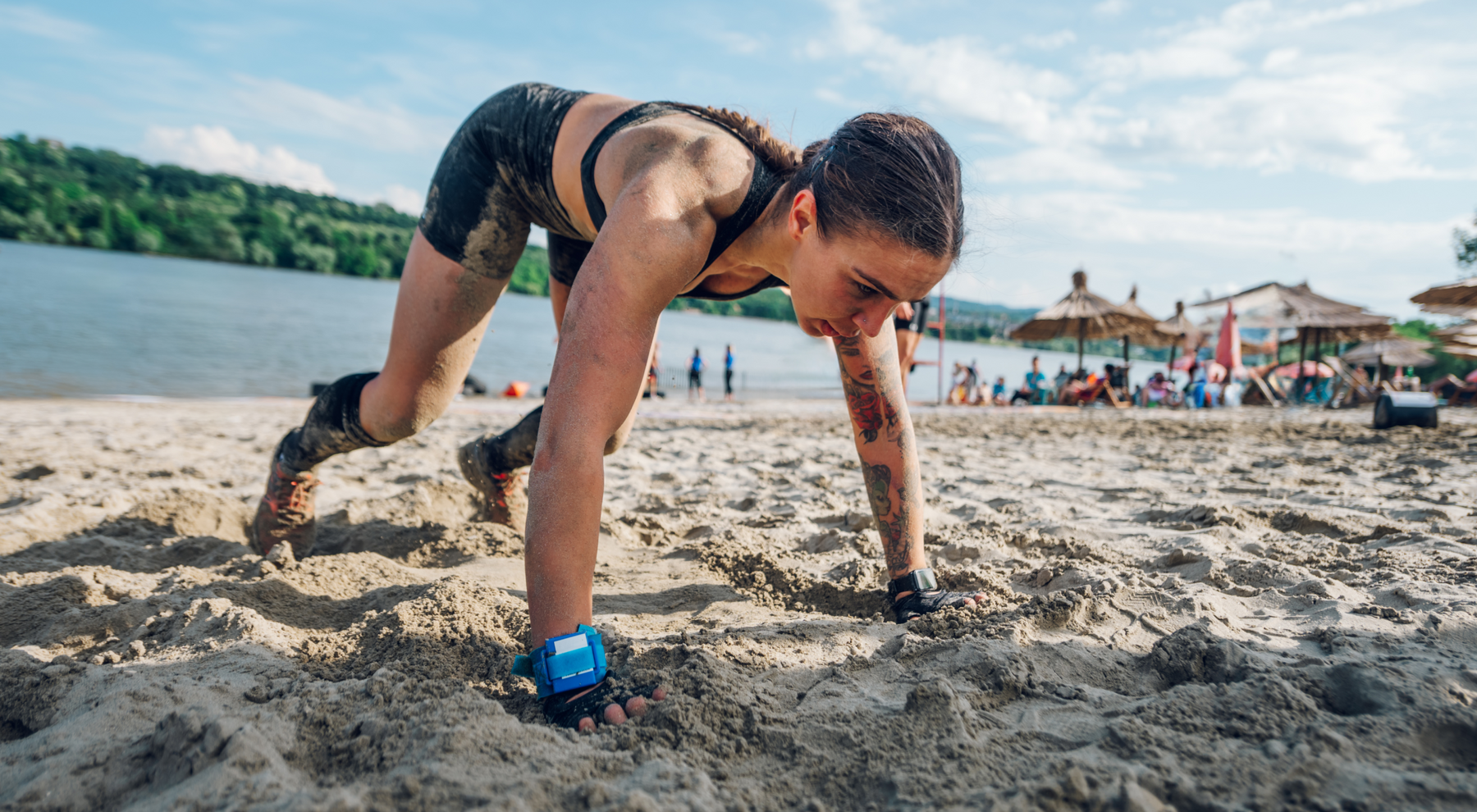 Kobieta ćwicząca na piasku bear plank