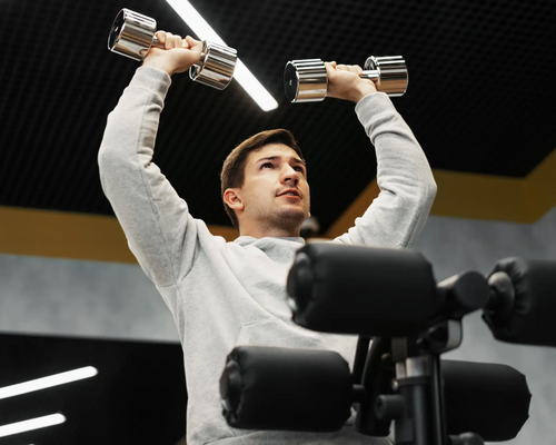 Mężczyzna ćwiczący trap y raise