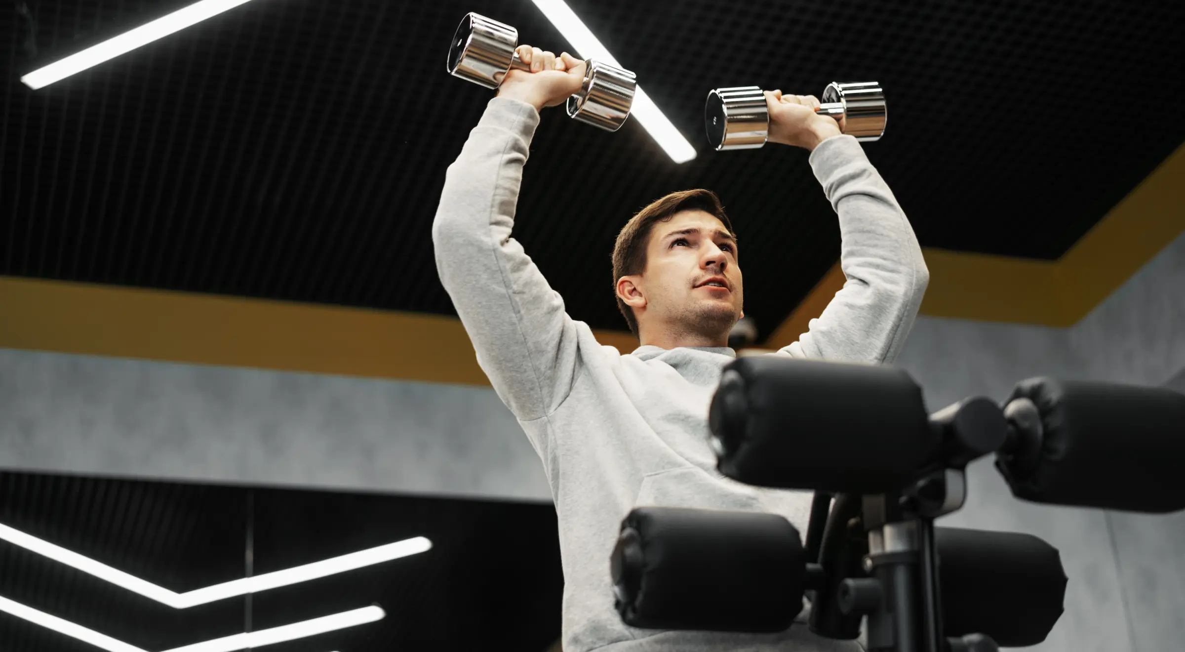 Trap Y Raise – trening z hantlami w opadzie tułowia na ławce