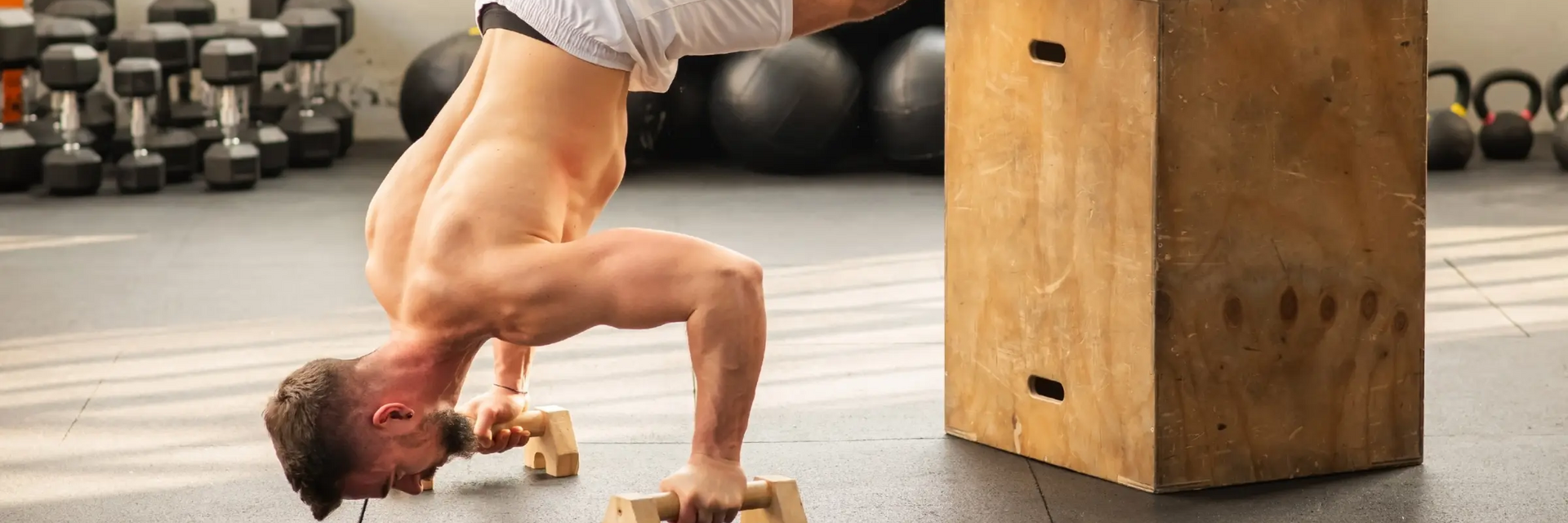 Mężczyzna ćwiczący pike push up