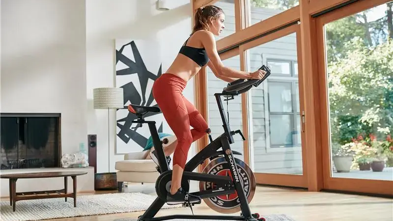 Mulher praticando ciclismo indoor