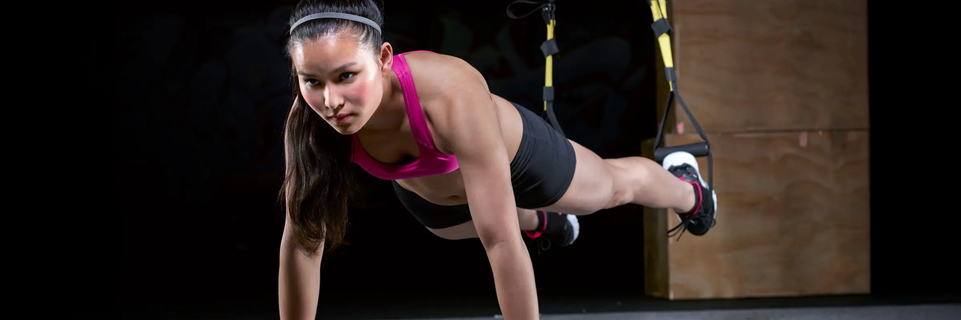 Kobieta ćwicząca trx plank