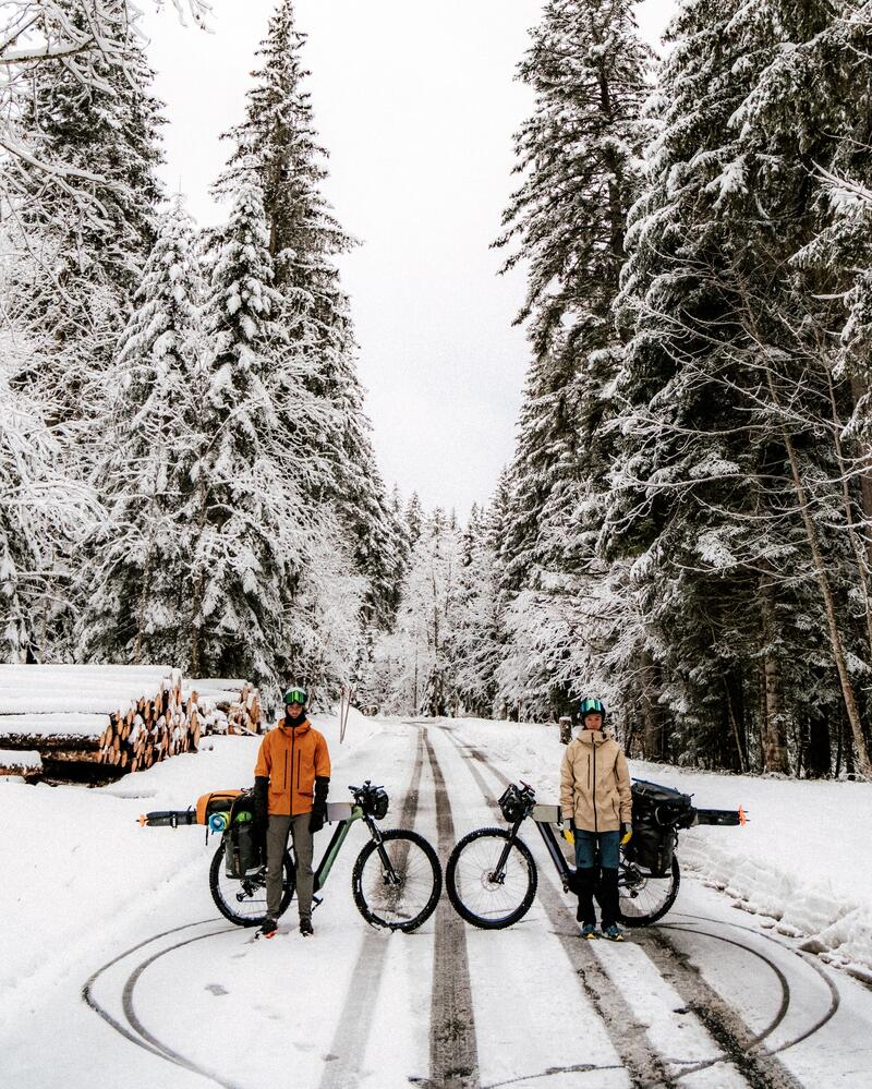 deux personnes dans la neige, trip vélo ski de randonnée