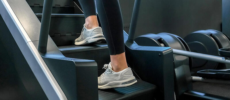 Schody treningowe – co to jest i co daje trening na schodach?