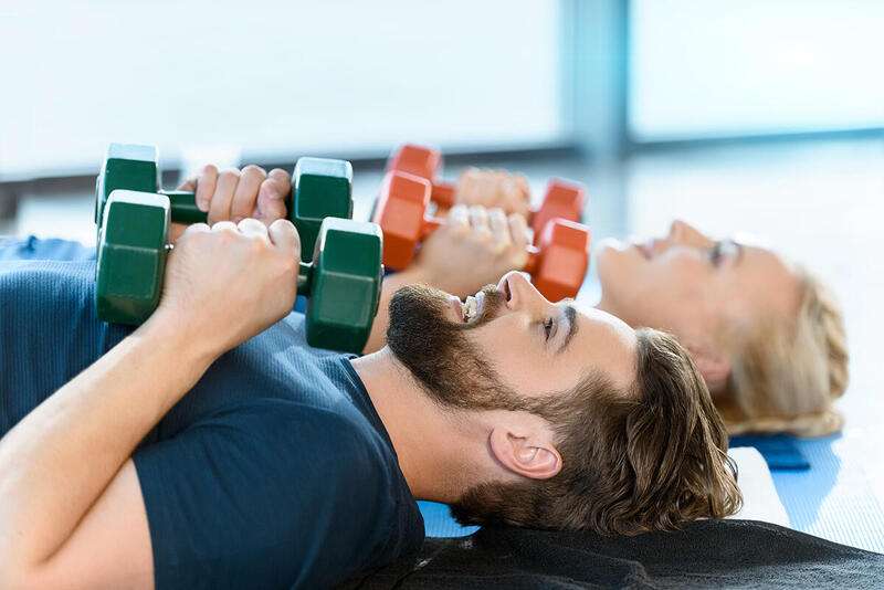 Wyciskanie hantli na podłodze (Dumbbells Floor Press) 